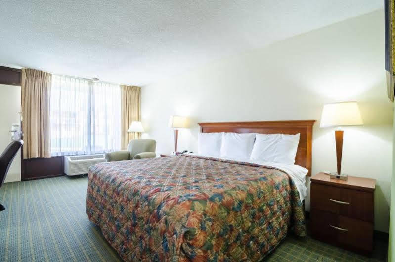 Rodeway Inn & Suites Greensboro Southeast Ngoại thất bức ảnh